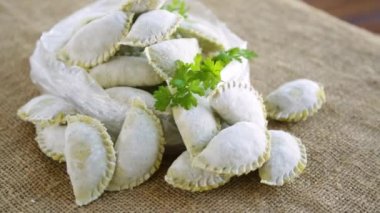 Maydanozlu çiğ yeşil hamur köftesi, dereotlu. Tahta bir masada, poşette çiğ hamur köftesi..