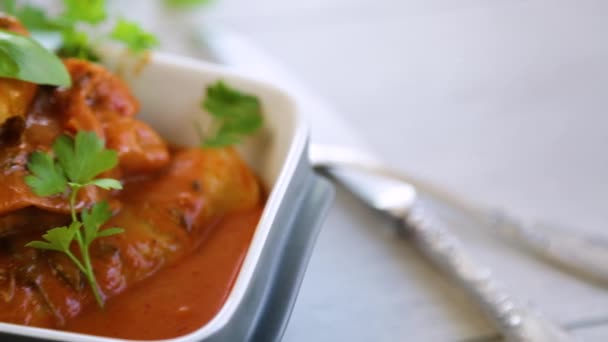 Col Relleno Tradicional Con Carne Picada Arroz Servido Salsa Tomate — Vídeos de Stock