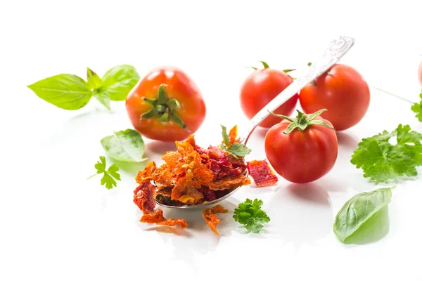 新鲜西红柿旁边的小块干西红柿 天然自制香料 图库照片