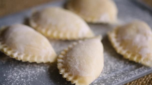 Bolinhos Crus Com Batatas Dumplings Cozinhar Uma Placa Corte Cozinha — Vídeo de Stock