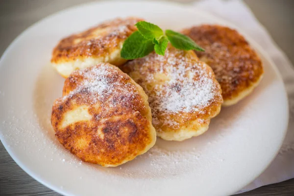 Γλυκό Μαγειρεμένο Cheesecakes Σκόνη Ζάχαρης Ένα Πιάτο Στο Τραπέζι — Φωτογραφία Αρχείου