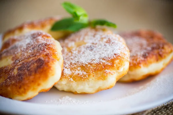 Γλυκό Μαγειρεμένο Cheesecakes Σκόνη Ζάχαρης Ένα Πιάτο Στο Τραπέζι — Φωτογραφία Αρχείου