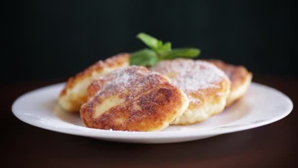 Masadaki Tabakta Pudra Şekerli Tatlı Peynirli Kekler — Stok video