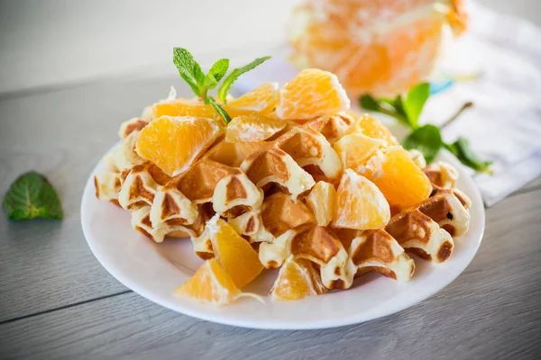 Gaufres Belges Sucrées Cuites Aux Oranges Sur Une Table Bois — Photo