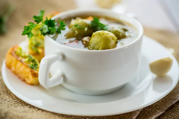 Heiße Gekochte Suppe Mit Rosenkohl Gemüse Und Croutons Einem Teller — Stockfoto