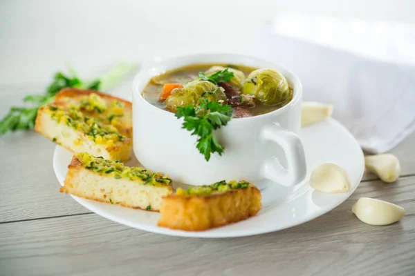 Heiße Gekochte Suppe Mit Rosenkohl Gemüse Und Croutons Einem Teller — Stockfoto