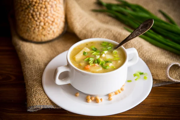 Sopa Guisantes Secos Plato Con Hierbas Sobre Una Mesa Madera — Foto de Stock