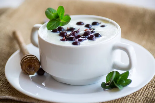 Porridge Semola Latte Cotto Con Bacche Miele Piatto Tavolo Legno — Foto Stock