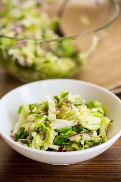 Genç Lahana Salatası Ahşap Bir Masada Kasede Mor Soğan — Stok fotoğraf