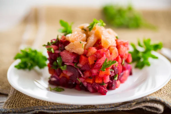 野菜の煮込みサラダに塩魚を盛り付け木のテーブルの上で — ストック写真