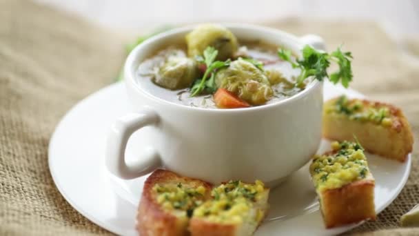 Ζεστή Σούπα Λαχανάκια Βρυξελλών Λαχανικά Και Κρουτόν Πιάτο Ξύλινο Τραπέζι — Αρχείο Βίντεο