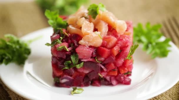 野菜の煮込みサラダに塩魚を盛り付け木のテーブルの上で — ストック動画