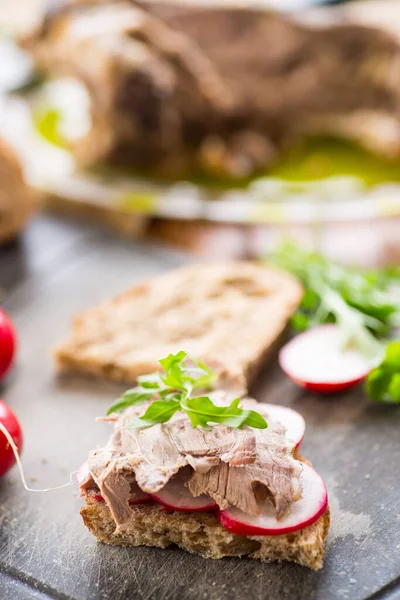 Sandwich Mit Gebackenem Fleisch Rettich Und Kräutern Auf Einem Holztisch — Stockfoto