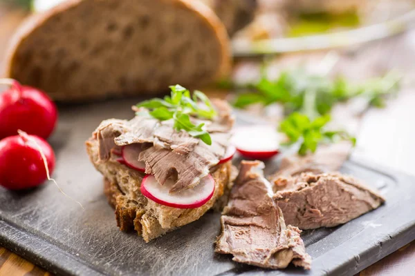 Σάντουιτς Ψητό Κρέας Ραπανάκι Και Μυρωδικά Ξύλινο Τραπέζι — Φωτογραφία Αρχείου