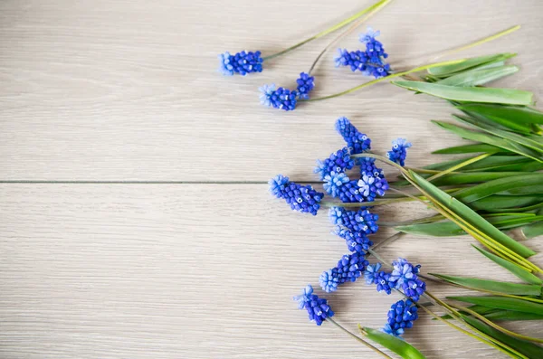 Gyönyörű Tavaszi Virágcsokor Asztalon Rusztikus Stílusban — Stock Fotó