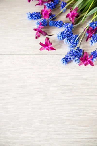 Schöner Strauß Frühlingsblumen Auf Einem Holztisch Rustikaler Stil — Stockfoto