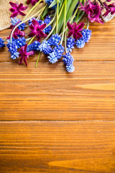 Piękny Bukiet Wiosennych Kwiatów Drewnianym Stole Stylu Rustykalnym — Zdjęcie stockowe