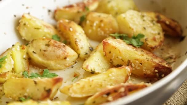 Aardappelen Gebakken Met Sesamzaad Kruiden Specerijen Oven Keramische Vorm — Stockvideo