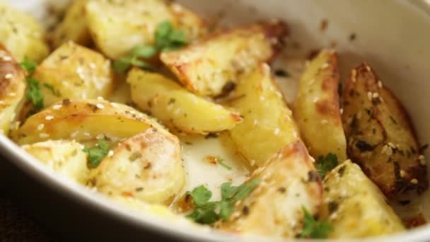 Potatis Bakad Med Sesamfrön Örter Och Kryddor Ugn Keramisk Form — Stockvideo