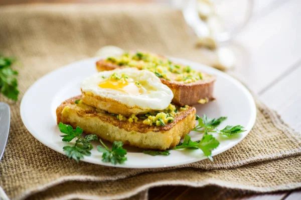 Fried Croutons Batter Garlic Herbs Fried Egg Plate Wooden Table — Stock Photo, Image