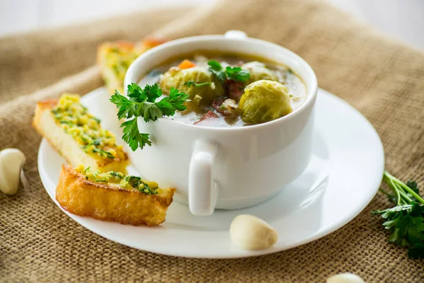Sopa Cocida Caliente Con Coles Bruselas Verduras Croutons Plato Sobre —  Fotos de Stock