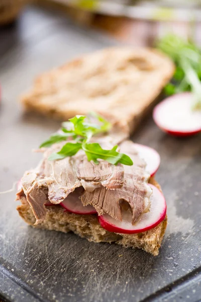 Szendvics Sült Hússal Retekkel Fűszernövényekkel Egy Asztalon — Stock Fotó