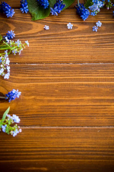 Drewniane Tło Wiosennymi Kwiatami Pustym Miejscem Tekst — Zdjęcie stockowe