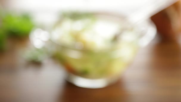 Főtt Csirkeleves Karfiollal Zöldségekkel Egy Tálban Egy Asztalon — Stock videók