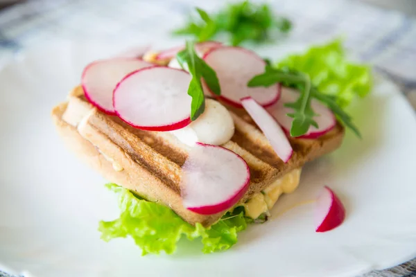 Heißes Sandwich Aus Gebratenem Toast Gefüllt Mit Käse Kräutern Und — Stockfoto