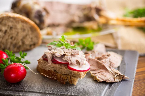Broodje Met Gebakken Vlees Radijs Kruiden Een Houten Tafel — Stockfoto