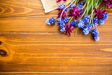 Tahta bir masanın üzerinde güzel bir buket bahar çiçeği, köy tarzı..