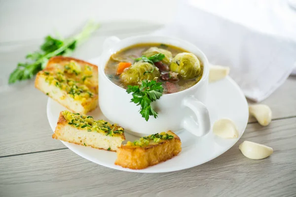 Ζεστή Σούπα Λαχανάκια Βρυξελλών Λαχανικά Και Κρουτόν Πιάτο Ξύλινο Τραπέζι — Φωτογραφία Αρχείου