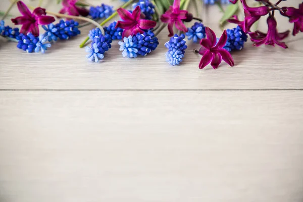 木制桌子上的美丽的春花花束 乡村风格 — 图库照片
