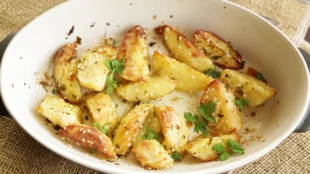 Kartoffeln Mit Sesam Kräutern Und Gewürzen Ofen Keramischer Form Gebacken — Stockvideo