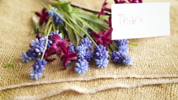 木のテーブルに美しい春の花の花束素朴なスタイル — ストック動画