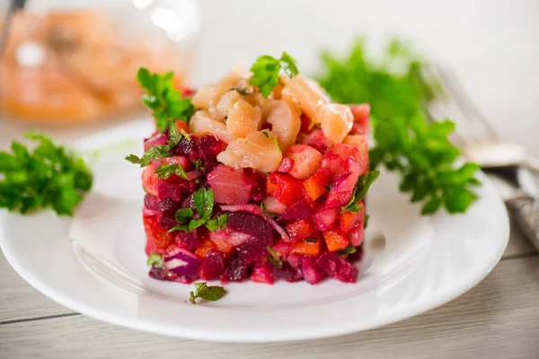 Haşlanmış Sebzeli Salata Tabakta Tuzlanmış Balık Ahşap Bir Masada Telifsiz Stok Imajlar