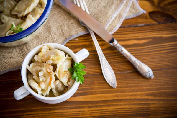 Μαγειρεμένα Ζυμαρικά Πατάτες Και Τηγανητά Κρεμμύδια Ένα Μπολ Ξύλινο Τραπέζι — Φωτογραφία Αρχείου