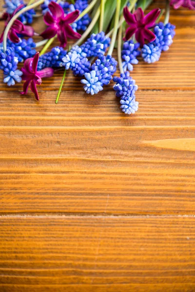 Schöner Strauß Frühlingsblumen Auf Einem Holztisch Rustikaler Stil — Stockfoto
