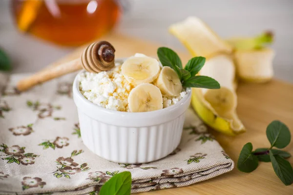 Crumbly Organic Cottage Cheese Honey Bananas Ceramic Bowl Table — Stock Photo, Image