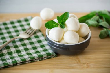 Seramik kasede naneli geleneksel mozzarella topları.