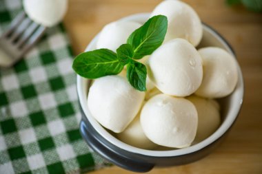 Seramik kasede naneli geleneksel mozzarella topları.