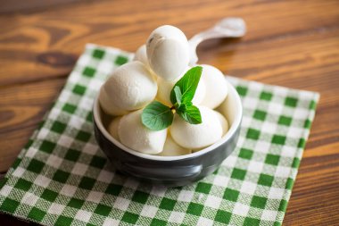Seramik kasede naneli geleneksel mozzarella topları.