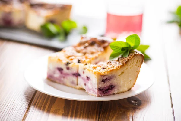 Cooked Cottage Cheese Casserole Berry Filling Plate Table — Stock Photo, Image