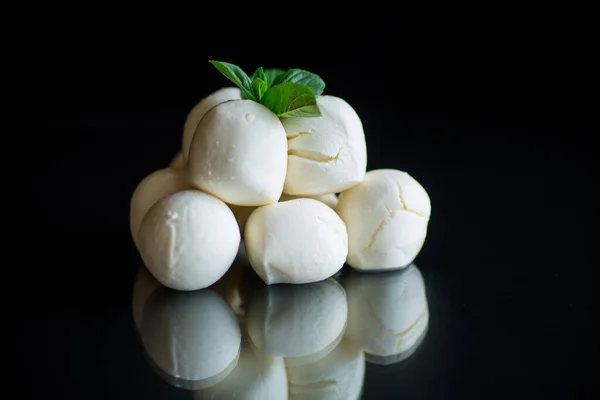 Kleine Bolletjes Van Traditionele Mozzarella Een Keramische Schaal Met Munt — Stockfoto