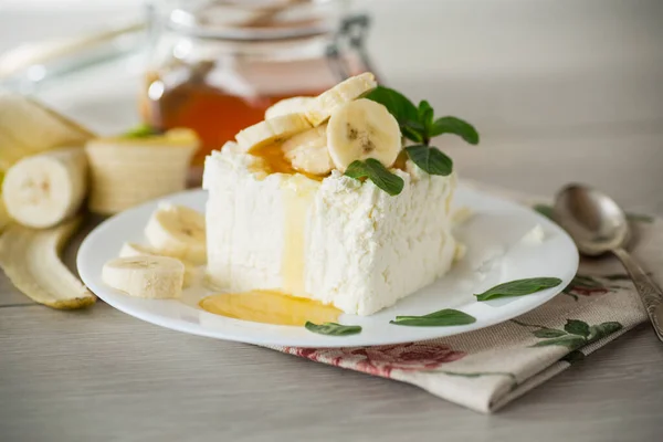 Portion Hausgemachter Quark Mit Bananenscheiben Und Honig Minze Auf Einem — Stockfoto