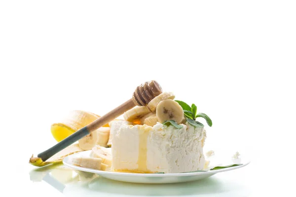 Portion Hausgemachter Quark Mit Bananenscheiben Und Honig Isoliert Auf Weißem — Stockfoto