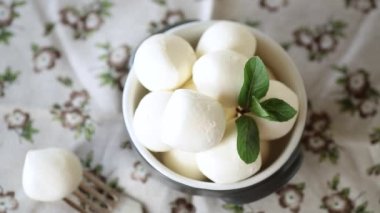 Seramik kasede naneli geleneksel mozzarella topları.