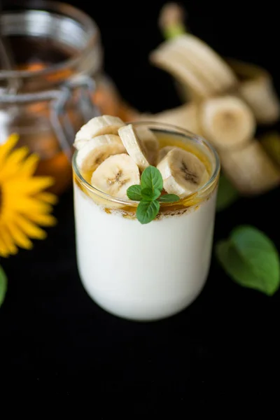 Zoete Zelfgemaakte Yoghurt Met Bananen Honing Een Glas — Stockfoto