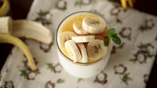 Sladký Domácí Jogurt Banány Medem Sklenici — Stock video