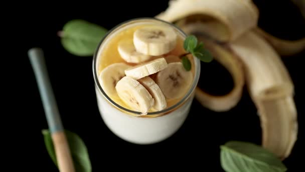 Сладкий Домашний Йогурт Бананами Медом Стакане — стоковое видео